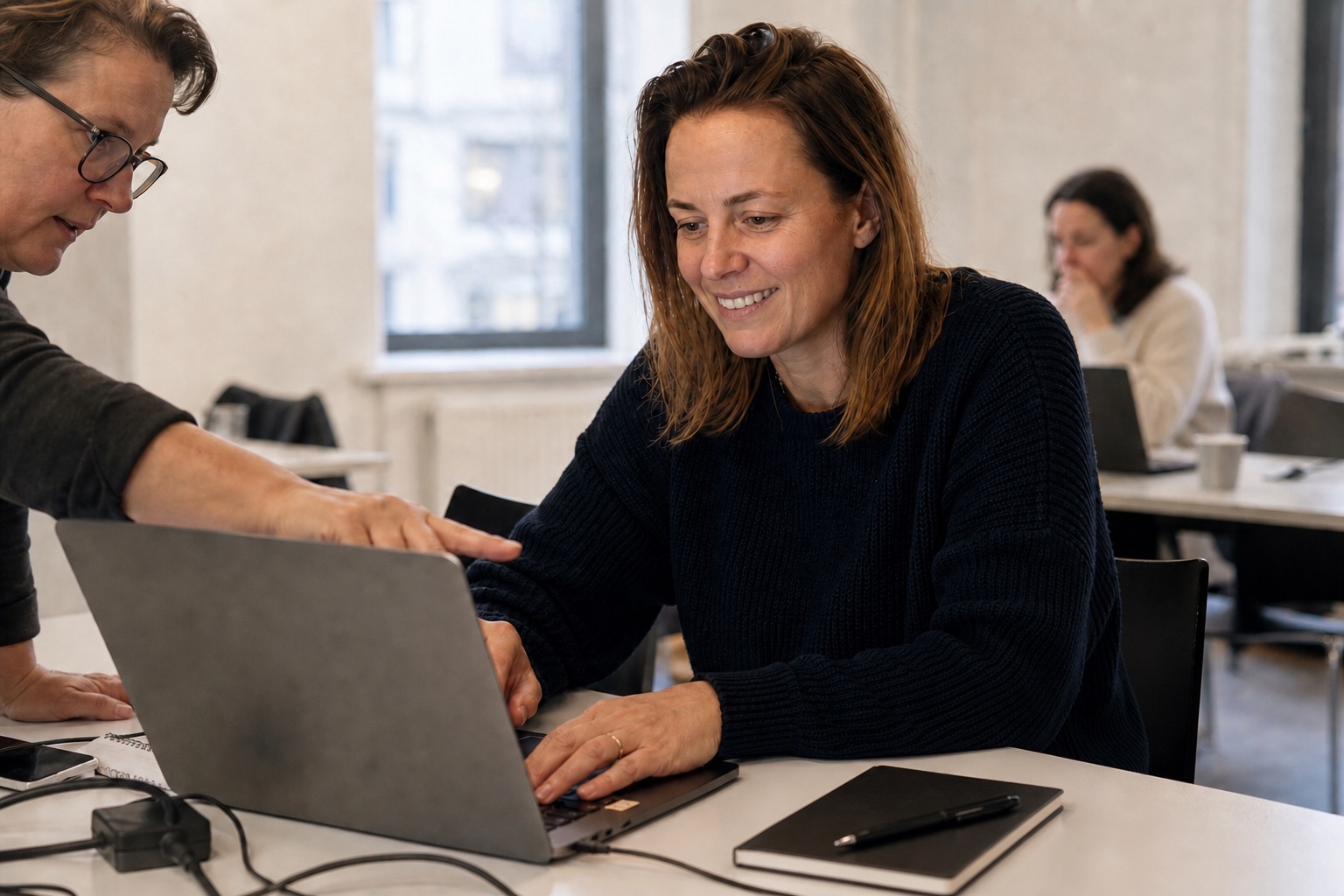 Anna arbetar med sin butik och får praktisk hjälp under workshoppen.